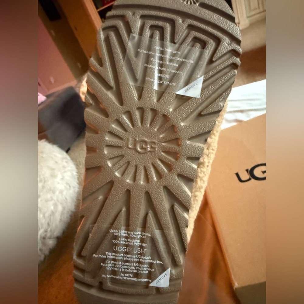 UGG Tasman Maxi Curly Shearling Slipper New in Box - Picture 10 of 10